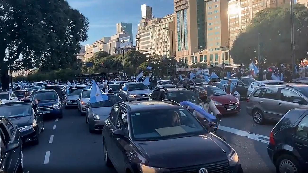 Cacerolazo en el Obelisco Porteño