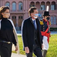 Analia Maiorana acompañó a Diego Santilli a izar la bandera en Plaza de Mayo