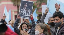 Una manifestante muestra una pancarta pidiendo que vaya presa Cristina.