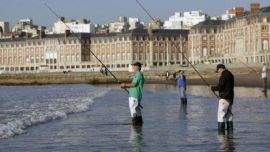 Se habilitó la pesca en cuarentena en la costa de Mar del Plata.