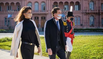 Analia Maiorana acompañó a Diego Santilli a izar la bandera en Plaza de Mayo