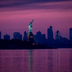 La Estatua de la Libertad se ve frente al horizonte de Brooklyn antes del amanecer en la ciudad de Nueva York. | Foto:Johannes Eisele / AFP