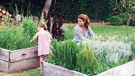 Juliana Awada en su huerta de Olivos.