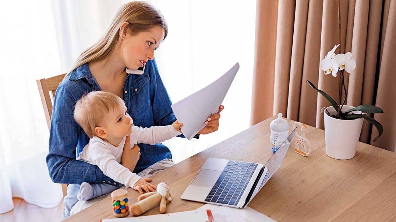 Sobrecargadas. Mujeres cuidan de sus hijos y teletrabajan.