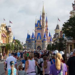 EE. UU., Orlando: La calle principal en el Reino Mágico está llena de invitados en Walt Disney World en Orlando, después de que fue reabierta después de meses de cierre debido a la pandemia de Coronavirus. | Foto:Cory Knowlton / ZUMA Wire /DPA