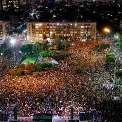 Los israelíes participan en una manifestación en la Plaza Rabin en la ciudad costera central de Tel Aviv, para protestar por el abandono del gobierno de los trabajadores independientes del país y otros sectores después de obligar a sus negocios a cerrar bajo las regulaciones COVID-19, Según los organizadores. | Foto:Jack Guez / AFP