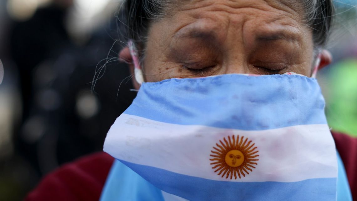 A woman joins a 9 de Julio protest.