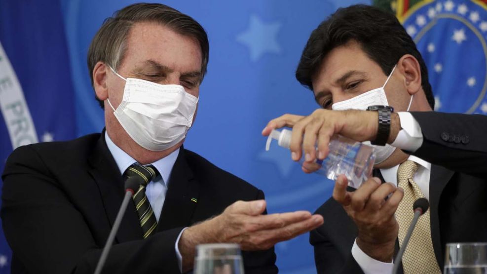 Bolsonaro y su ex ministro de salud, Luiz Henrique Mandetta.