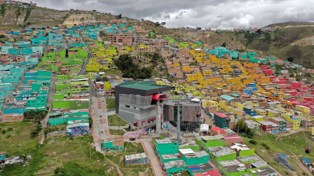 Vista aérea de un barrio marginal donde se lleva a cabo una feria indígena Embera para recolectar dinero a través de la venta de artesanías, en Bogotá. | Foto:DANIEL MUNOZ / AFP