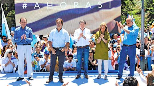 Pasado. El presidente Luis Lacalle Pou y el ministro de Relaciones Exteriores saliente, Ernesto Talvi.