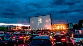 El autocine y lanchacine volvió a La Pampa y París como parte de la nueva normalidad.