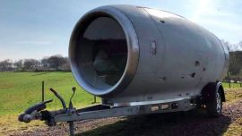 La Caravan Pod se construyó sobre la estructura de un motor Rolls-Royce, que perteneció a un avión Vickers VC10 de 1967.