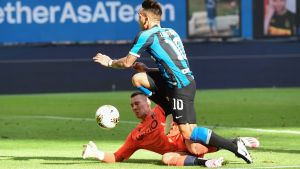Inter Milan striker Lautaro Martínez (up) vies with Bologna's Polish goalkeeper Lukasz Skorupski during the Italian Serie A football match between Inter Milan and Bologna played behind closed doors on July 5, 2020 at the Giuseppe-Meazza San Siro stadium in Milan. 