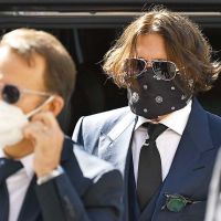 JOHNNY DEEP ACUSO A SU EX DE PEGARLE Y HASTA QUEMARLO
