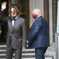 JOHNNY DEEP ACUSO A SU EX DE PEGARLE Y HASTA QUEMARLO