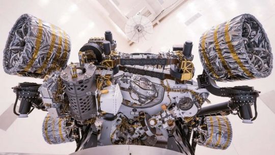 El rover Perseverance cuenta con muchas más herramientas que su antecesor, el Curiosity.