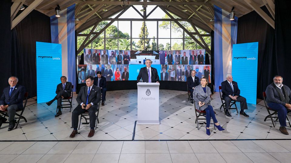 Alberto junto a empresarios e industriales durante el acto por el 9 de Julio.