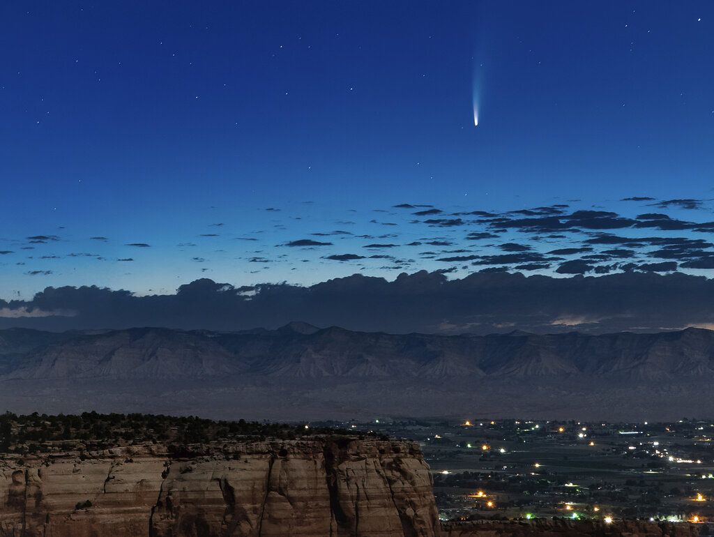 Sobre el cielo del imponente Cañón del Colorado (EE.UU), se observa perfecto el cometa Neowise.