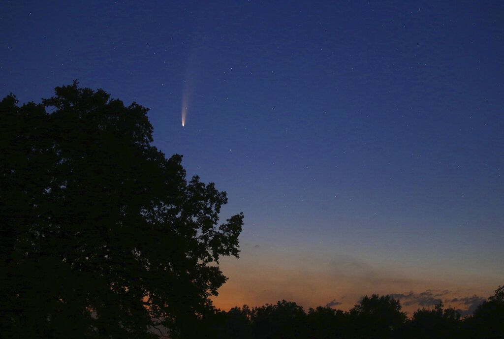 El cometa Neowise atraviesa el "cielo bávaro" de Algovia o Allgau, una región del suroeste de Baviera (Alemania). 