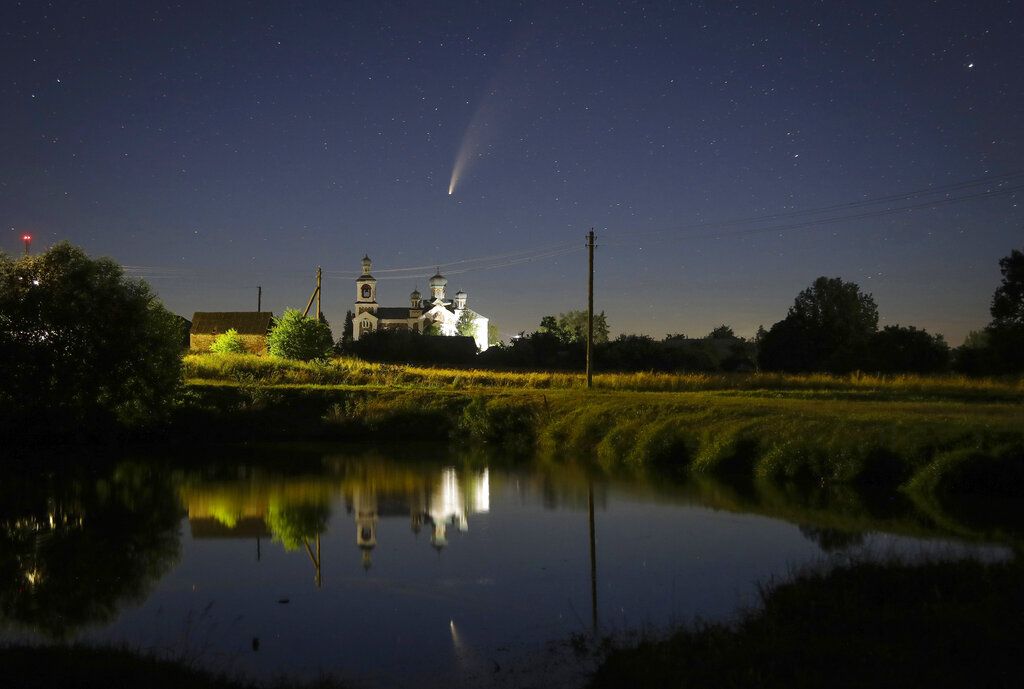 El cometa Neowise sobre el cielo de Turrets, cuidad de Beilorusia ubicada a 60 kilómetros de Minsk, su capital.