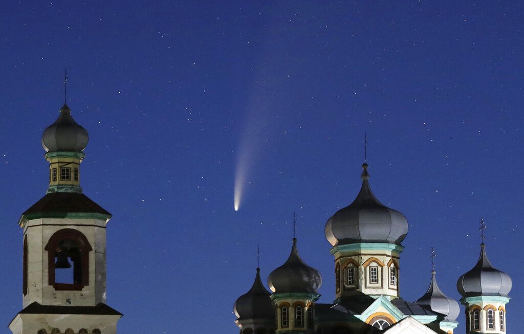 Las cúpulas de una iglesia ortodoxa de Turrets (Bielorrusia) dan marco a una visualización perfecta del cometa Neowise. 