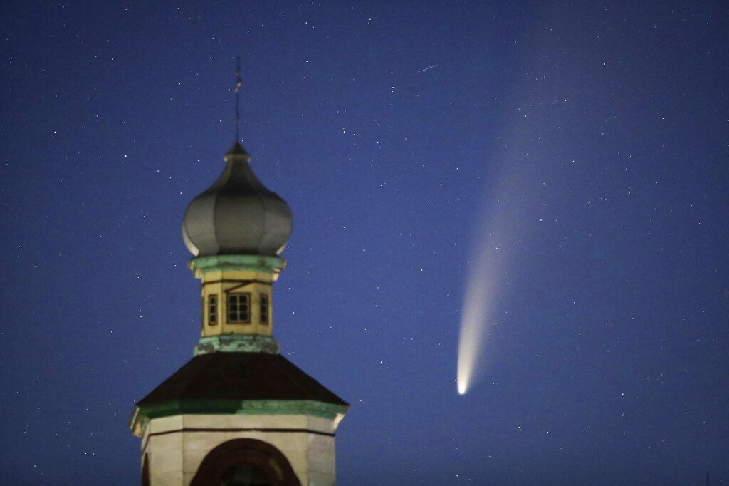 Una de la cúpulas de una iglesia ortodoxa de Turrets (Bielorrusia) y el cometa Neowise. 