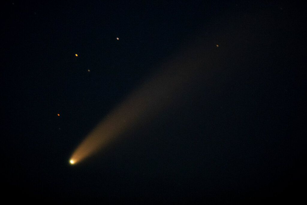 El cometa Neowise en una de las fotos donde está en su máxima expresión. Así lo fotografiaron cuando pasó por Effingham (Kansas, EE.UU.) el lunes 13 de julio de 2020. 