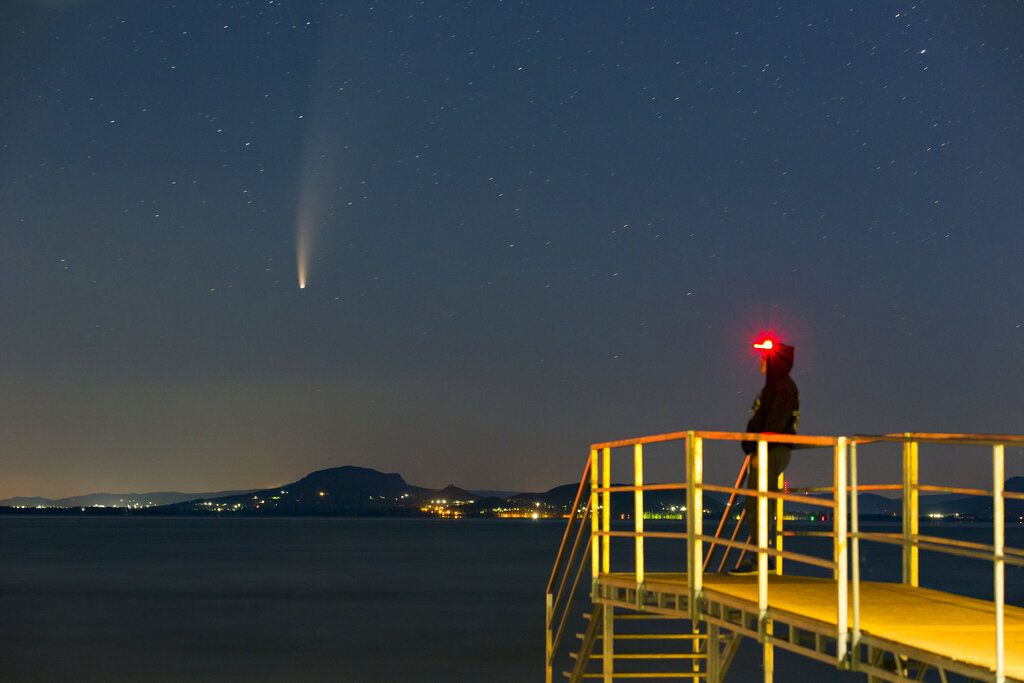 Horas antes del amanecer del 14 de julio, el cometa Neowise -o C/2020 F3- se observa perfecto en Balatonmariafurdo, un pueblito costero de Hungría.