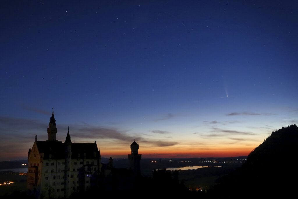 El cometa Neowise (sup. der.) en un amanecer alemán, con castillo Neuschwanstein (construido en 1869 en Bavaria) como referencia.