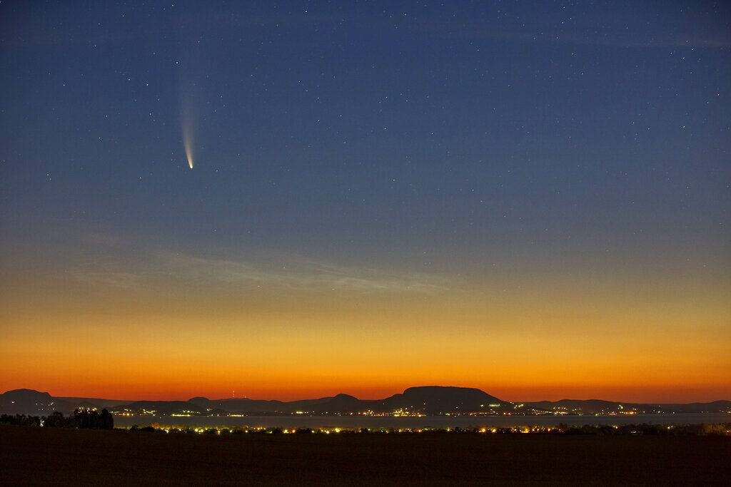 El 14 de julio, el cometa Neowise se observa en el amanecer de Balatonmariafurdo (Hungría).