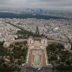 Una fotografía tomada , desde lo alto de la Torre Eiffel muestra una vista aérea de París, con los Jardines del Trocadero (frente C), el Museo de l'homme (L) y el Museo de Arquitectura y Arquitectura Patrimoine. AFP PHOTO / SAMSON Thomas (Foto de Thomas SAMSON / AFP) | Foto:afp