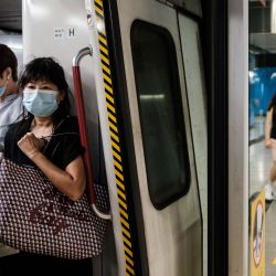 Los pasajeros usan máscaras faciales en un tren de metro en Hong Kong , mientras la ciudad experimenta un aumento en los casos de coronavirus COVID-19. (Foto por Anthony WALLACE / AFP) | Foto:afp