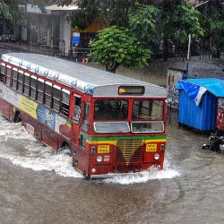 Un autobús atraviesa una carretera inundada durante una lluvia en Mumbai. - El monzón, que generalmente cae de junio a septiembre, es crucial para la economía del subcontinente indio, pero también causa muerte y destrucción generalizadas en la región cada año. (Foto por Sujit JAISWAL / AFP) | Foto:afp