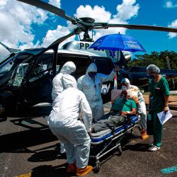 Un paciente positivo a COVID-19 de 77 años de edad es trasladado en helicóptero desde el municipio de Monte Alegre al municipio de Santarem en el estado brasileño de Pará, para recibir tratamiento en medio de la nueva pandemia de coronavirus | Foto:TARSO SARRAF / AFP