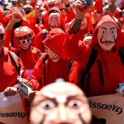 Los empleados de Nissan, vestidos con el traje rojo y la máscara de Dalí de la exitosa serie española Netflix La Casa de Papel, gritan consignas durante una manifestación en Madrid, contra el cierre de la fábrica de automóviles del fabricante japonés de Barcelona. | Foto:GABRIEL BOUYS / AFP