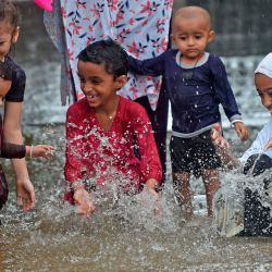 Los niños juegan en una calle inundada durante una lluvia en Mumbai. - El monzón, que generalmente cae de junio a septiembre, es crucial para la economía del subcontinente indio, pero también causa la muerte generalizada y destrucción en toda la región cada año. | Foto:PUNIT PARANJPE / AFP