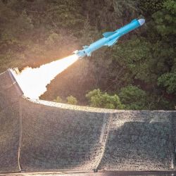 Esta fotografía muestra un misil Hsiung Feng II de fabricación nacional que se lanza durante el ejercicio militar en Taiwán. | Foto:MINISTERIO DE DEFENSA DE TAIWÁN / AFP