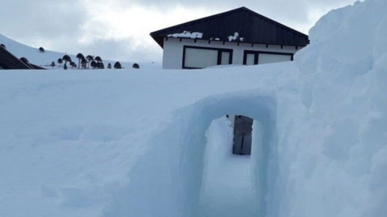 construyó un túnel de 10 metros bajo la nieve para poder salir de su casa