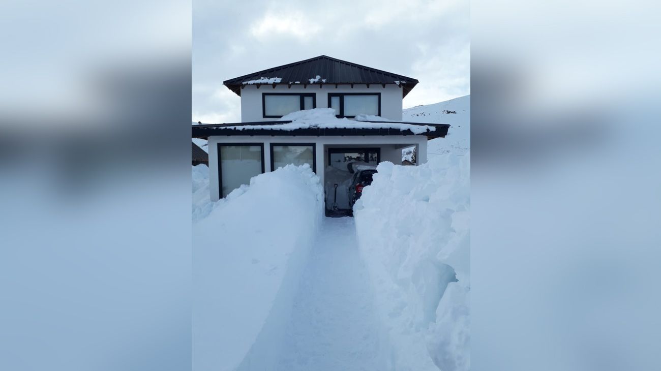 construyó un túnel de 10 metros bajo la nieve para poder salir de su casa