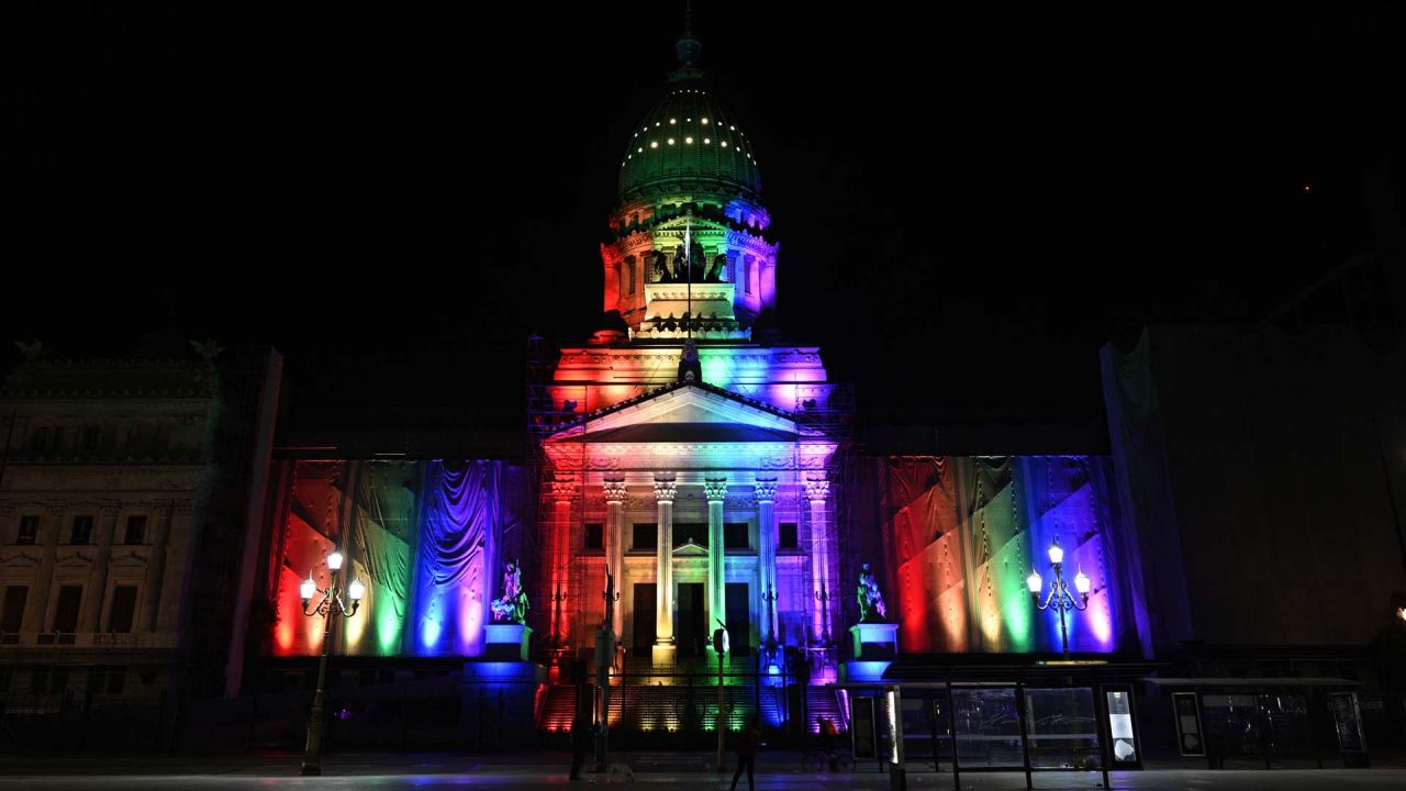 El Congreso argentino se ilumina con los colores del arcoíris para celebrar el décimo aniversario de la legalización del matrimonio entre personas del mismo sexo en el país, en Buenos Aires, en medio de la nueva pandemia de coronavirus COVID-19 (Foto de Juan MABROMATA / AFP) | Foto:afp