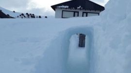 Con la ayuda de una pala, Bertolín construyó un tunel en la nieve para poder salir de su casa.