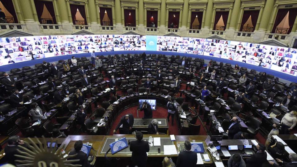 La sesión terminó siendo mixta, con diputados opositores presentes y el resto de forma virtual. Foto: NA.