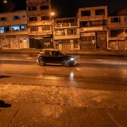 Soldados colombianos patrullan las calles en el barrio de Usme, sur de Bogotá. - Bogotá impuso un estricto cierre zonal, que afecta a 2.5 millones de personas, para restringir el movimiento durante las próximas dos semanas para contener nuevos brotes de COVID-19. | Foto:JUAN BARRETO / AFP