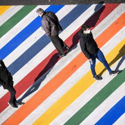 La senda peatonal del Congreso de la Nación fue pintada con los colores de la bandera LGTBI+, en conmemoración de los 10 años de la ley del matrimonio igualitario. | Foto:Télam