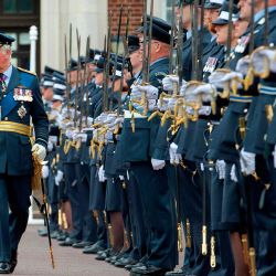 Mariscal de la Real Fuerza Aérea, el Príncipe Carlos de Gran Bretaña, Príncipe de Gales inspecciona las filas de cadetes graduados en la Ceremonia de Graduación del Escuadrón de la Reina y la Revisión del Soberano en el RAF College Cranwell en el este de Inglaterra. | Foto:JULIAN SIMMONDS / POOL / AFP