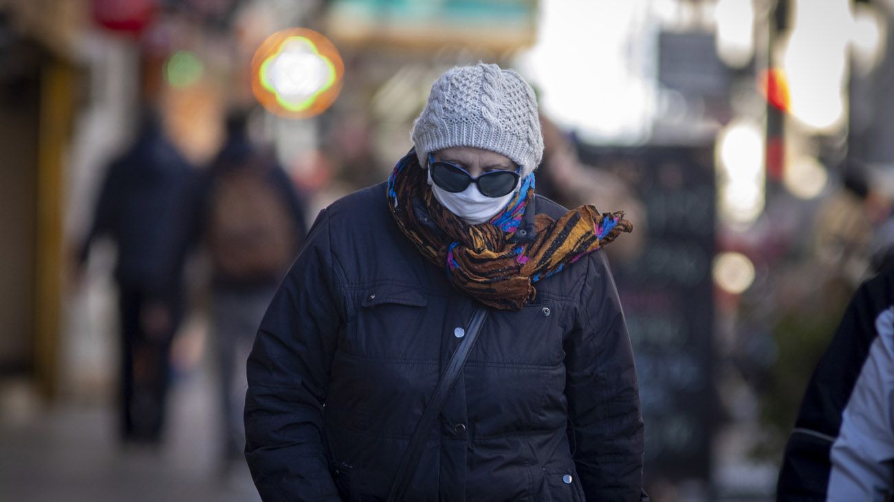 gente caminando por la calle con tapabocas