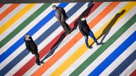 La senda peatonal del Congreso de la Nación fue pintada con los colores de la bandera LGTBI+, en conmemoración de los 10 años de la ley del matrimonio igualitario.