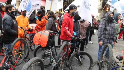 Trabajadores de delivery y de Apps realizan una protesta frente a la Legislatura porteña contra contra el proyecto para regularizar esa actividad que se trataria hoy