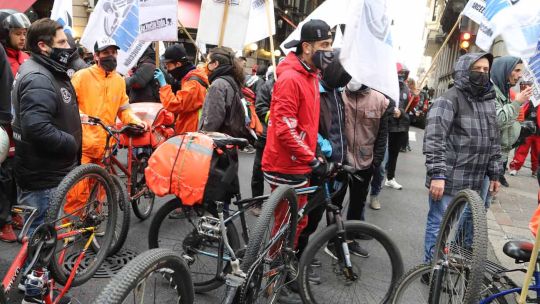 Trabajadores de delivery y de Apps realizan una protesta frente a la Legislatura porteña contra contra el proyecto para regularizar esa actividad que se trataria hoy