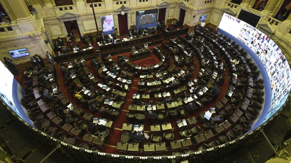 Cámara de Diputados con el sistema de sesiones virtuales, con algunos legisladores presentes y otros por videoconferencia.